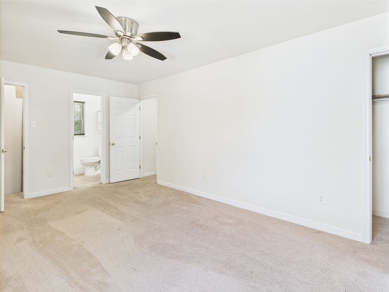 Building Photo - 10649 Genlou Rd