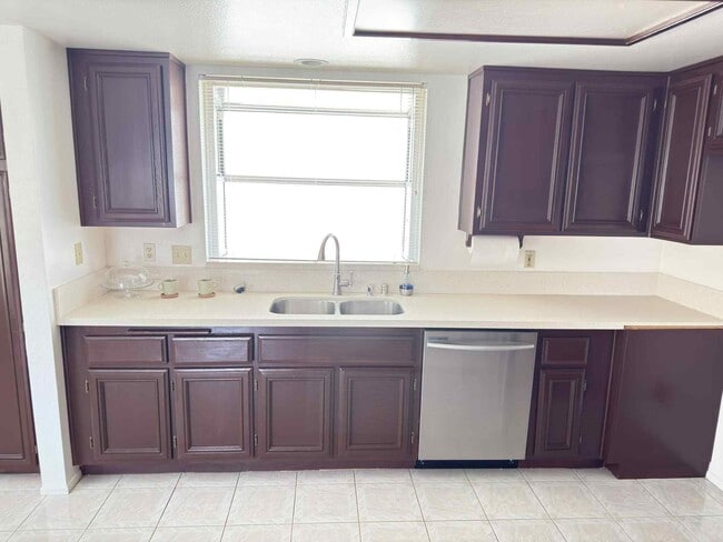 Building Photo - 2890 Summer Set Cir