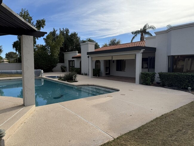 Building Photo - Scottsdale Country Club Living!