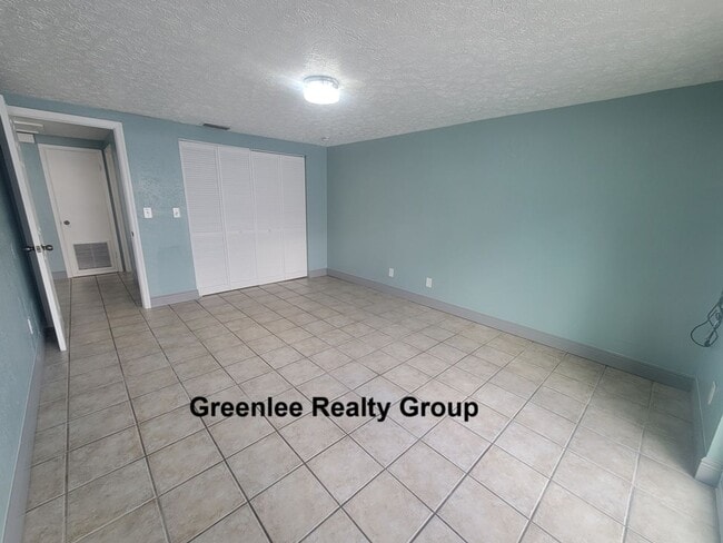 Building Photo - Updated 1 Bed/1 Bath Apt - Water/Sewer/Trash Included in Rent - Private Fenced-in Back Patio - Ti...