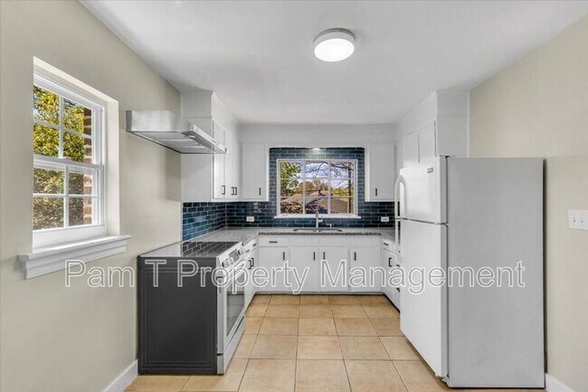 Building Photo - 625 E 41st St