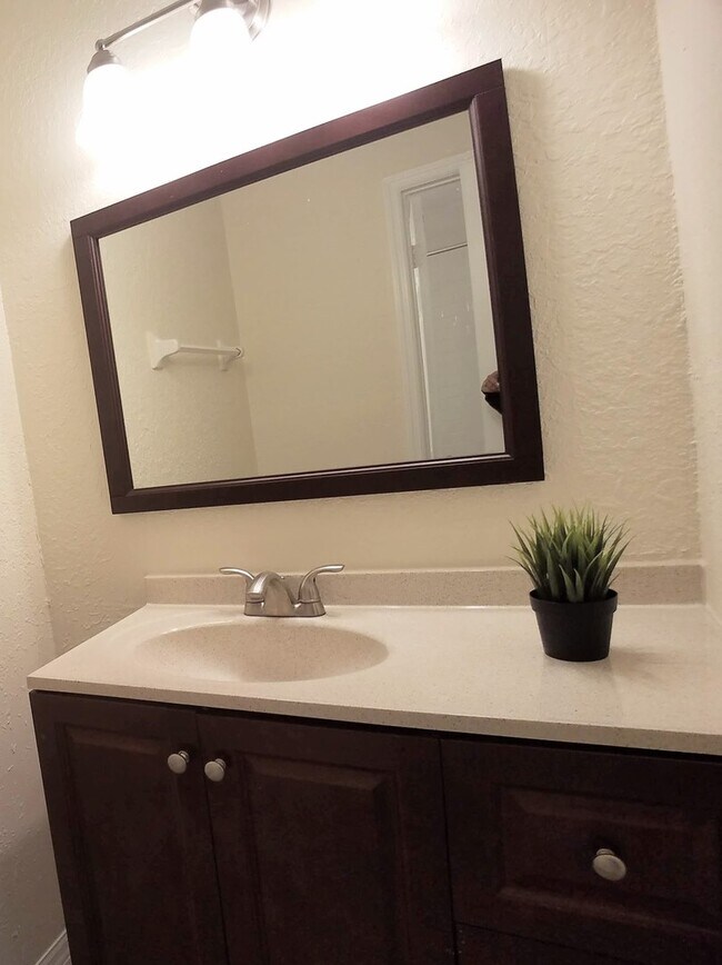 Building Photo - Beautiful  Remodeled First Floor 2/2 Condo...