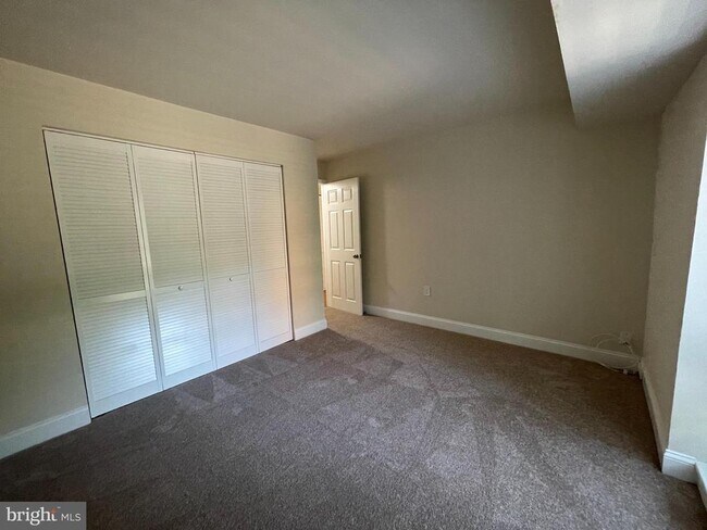 Building Photo - 6139 Leesburg Pike
