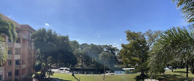 Building Photo - 1000 River Reach Dr