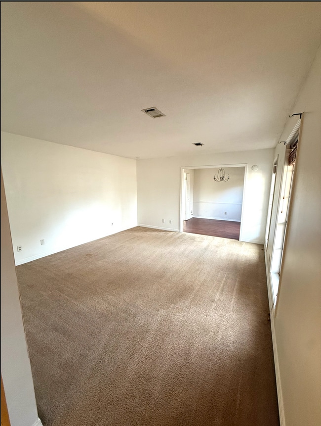 Building Photo - 3 bedroom 2 bath home located in quiet neighborhood