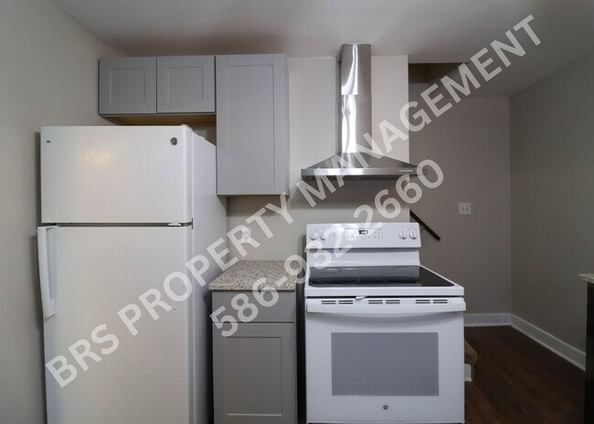 Building Photo - 3 Bedroom 1 Bathroom corner lot in Rochester Hills