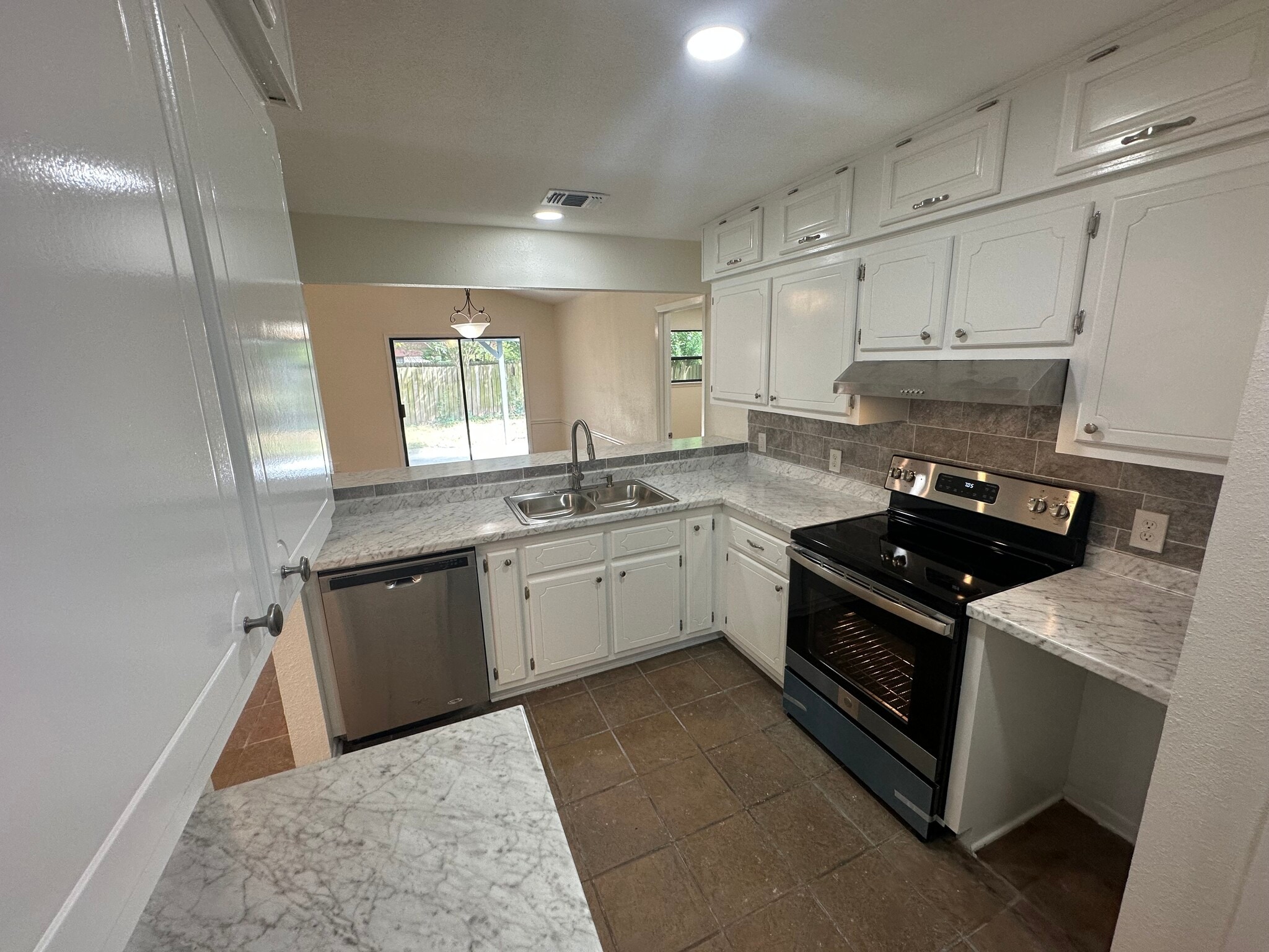 Building Photo - 517 Versailles St