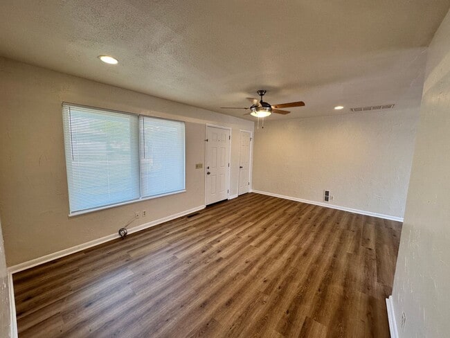 Building Photo - Versatile 3-bedroom, 1.5-bath Home Available in OKC!