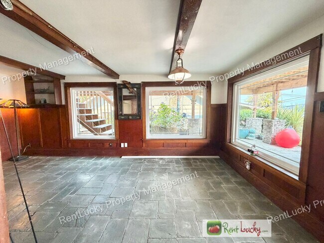 Building Photo - 1612 Markham Ave NE