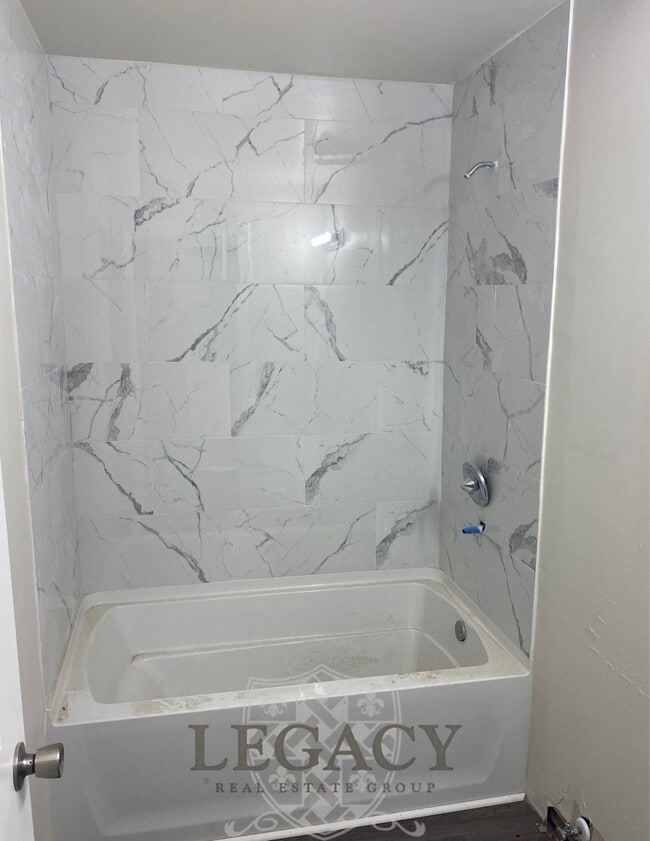 Building Photo - 7104 White Oak Dr