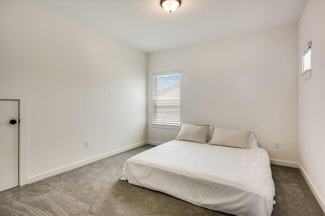Building Photo - 253 Darley Oak Dr