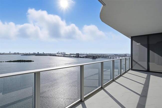 Building Photo - 700 NE 24th St