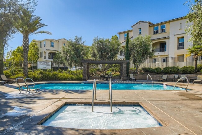 Building Photo - Stylish Three-Story Townhome with Private Courtyard & Pool Access