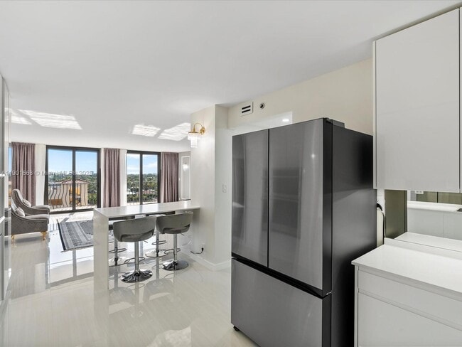 Building Photo - 8877 Collins Ave