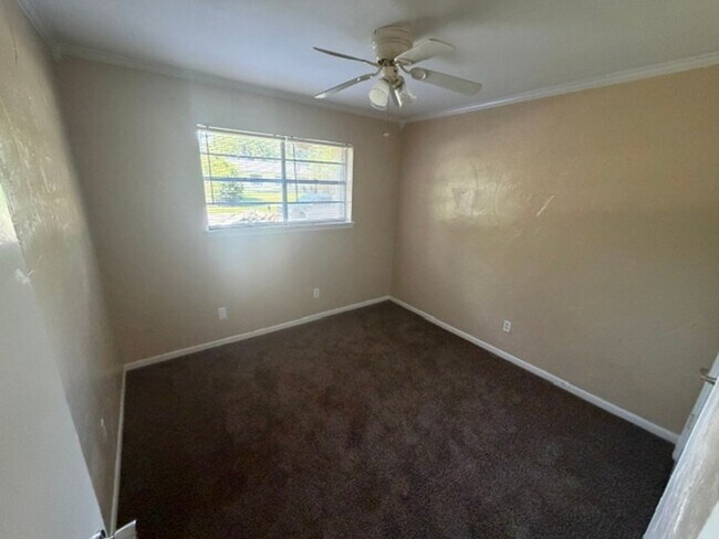 Building Photo - Beautiful Southern Hills 3 Bedroom Home
