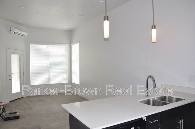 Building Photo - 965 S 200