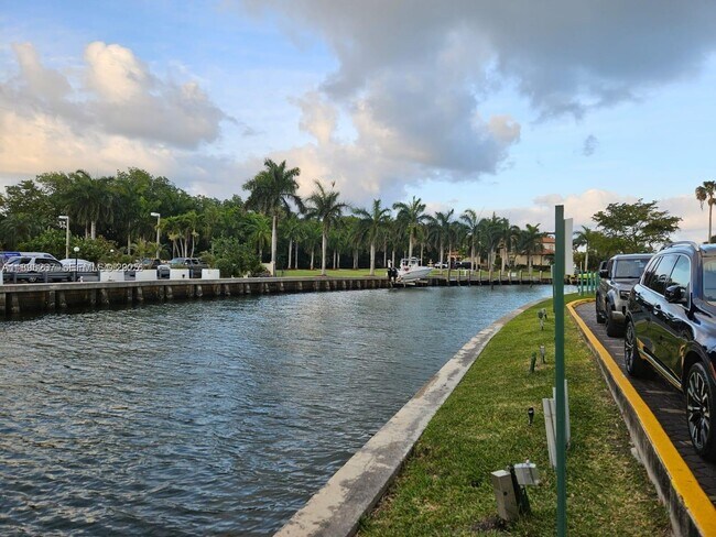 Building Photo - 1800 NE 114th St