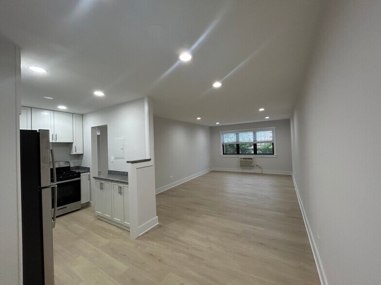 Building Photo - 696 Elm Pl