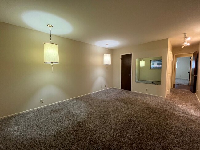 Building Photo - Midtown Quadplex with Pool- 3 bed, 2 bath