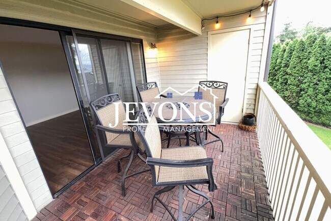 Building Photo - Available Now - 2BR/1.5BA Condo in Kirkland