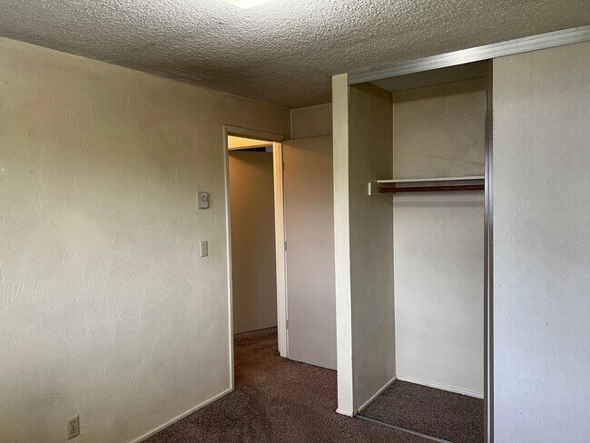 Building Photo - Solid 2 bedroom 1 bath duplex with garage!