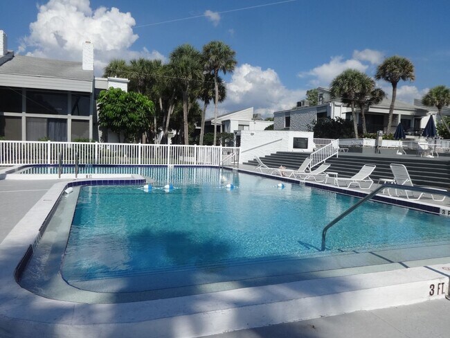 Building Photo - 1555 Tarpon Center Dr