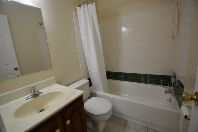 Building Photo - Great - 1 BEDROOM - Bright Open Floor Plan !!