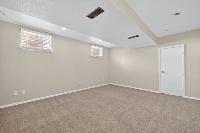 Building Photo - For Rent: Charming 4-Bedroom Tri-Level in ...