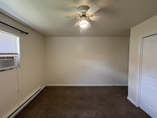 Building Photo - 1826 N Crestmont Dr