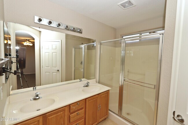 Building Photo - 14168 W Clarendon Ave