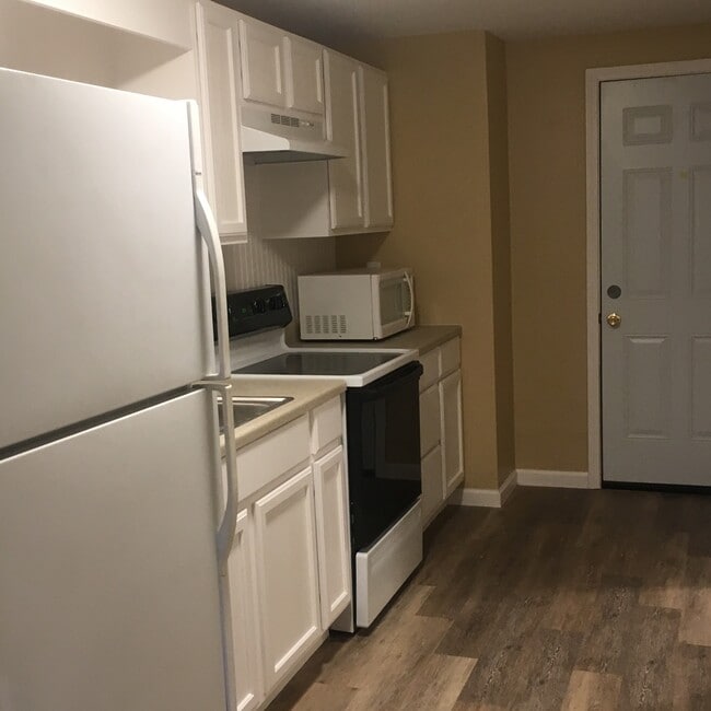 Building Photo - Large 3 bedroom one bath home