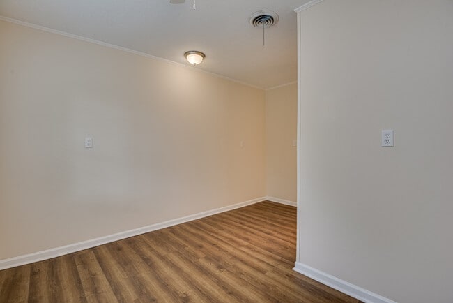 Building Photo - 103 Smallridge St