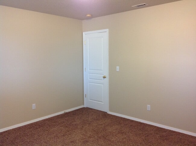 Building Photo - Fabulous location. Nice home with new carpet and paint. Living and family room.