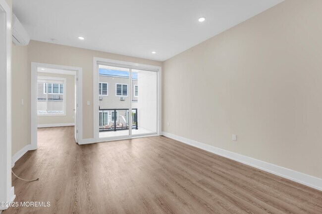 Building Photo - 521 Lake Ave