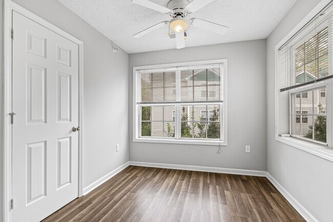 Building Photo - University Woods Retreat: 4 BR/4 Bath minutes to NCSU!