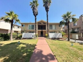 Building Photo - Three Bedrooms and Two Bathrooms