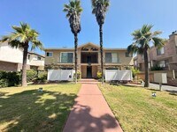 Building Photo - Three Bedrooms and Two Bathrooms