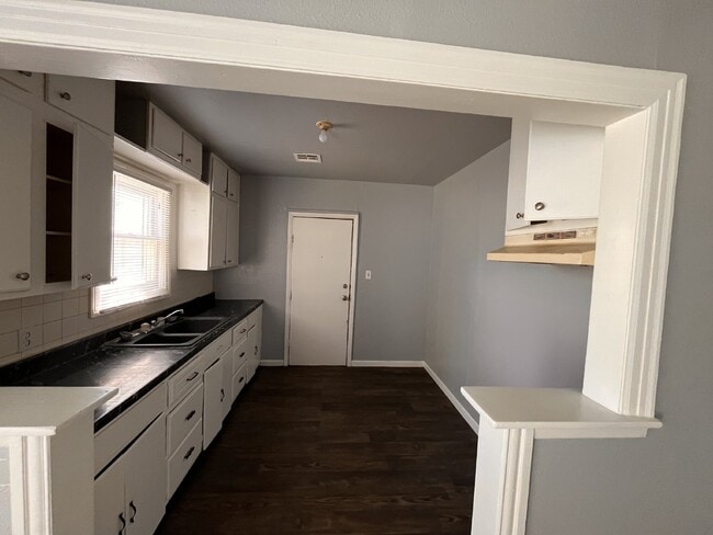 Building Photo - Move-In Ready 2B/1B in SW OKC