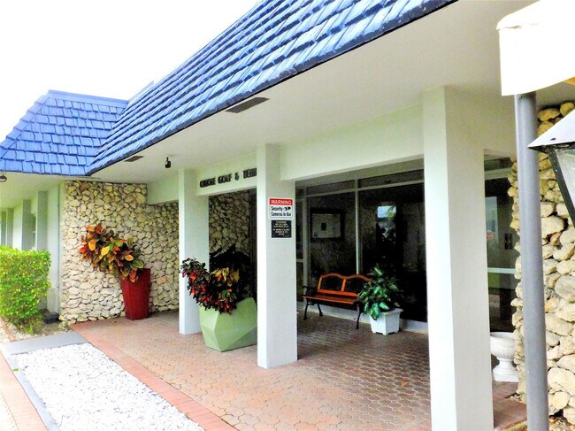 Building Photo - 7807 Golf Cir Dr