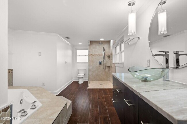 Building Photo - 1528 Oak Ave