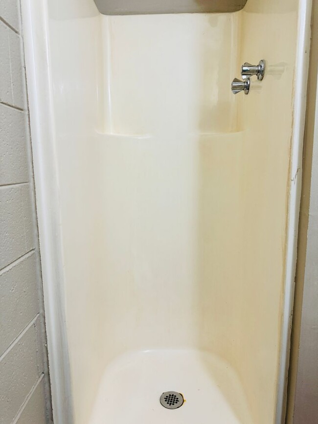 Building Photo - Studio Apt All Utilities Included!