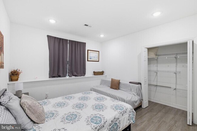 Building Photo - 925 N Broad St