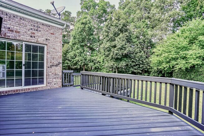Building Photo - 100 Little Pond Dr