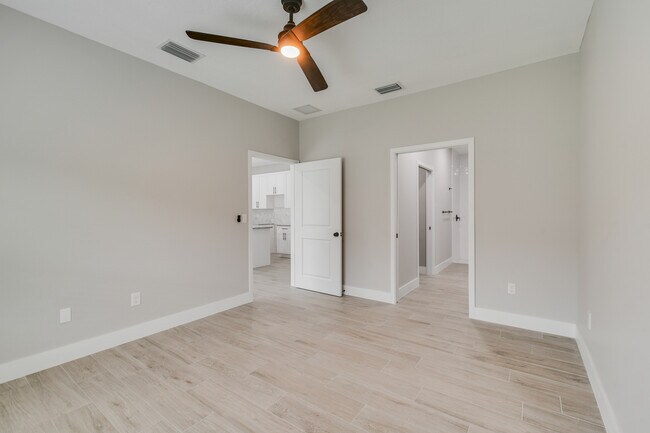 Building Photo - 1388 NW Charlie Green Dr