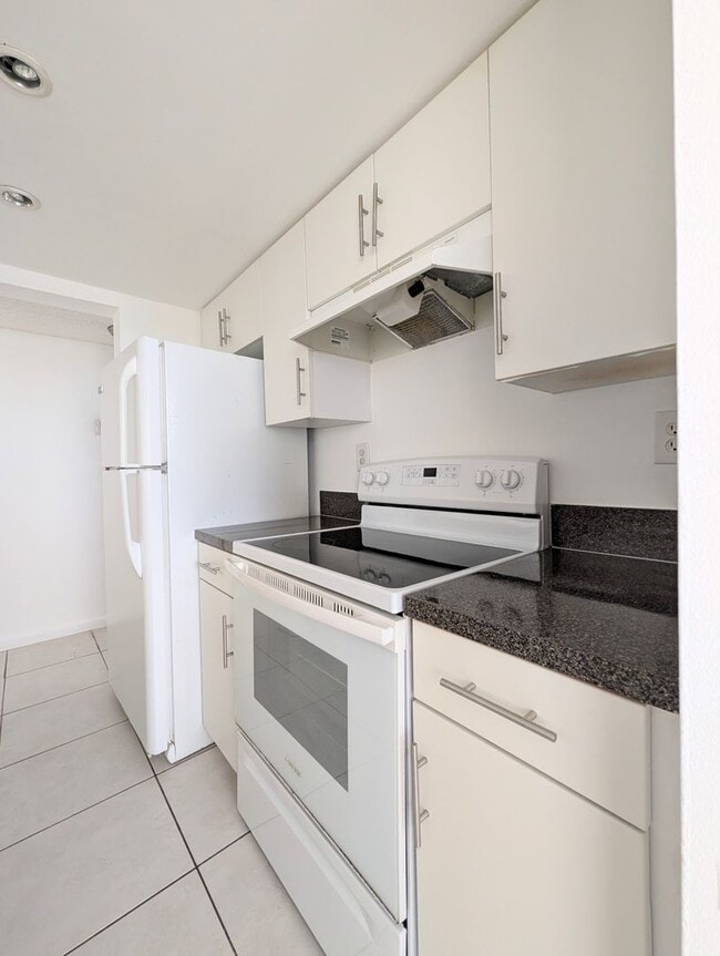 Building Photo - Spacious 2BR/2BA Residence – Great Kendall Location