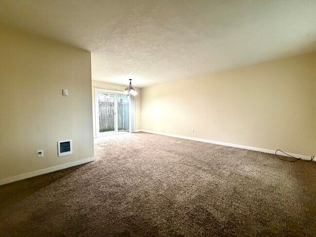 Building Photo - **FREE FIRST MONTH'S RENT** Montavilla 2 Bedroom Main Floor Apartment w/ A/C and Off Street Parki...
