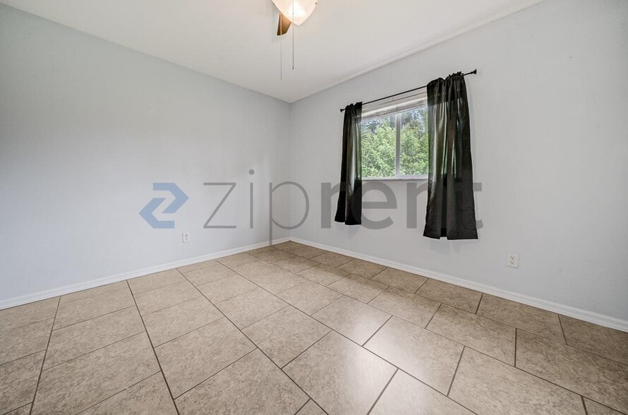 Building Photo - Unit