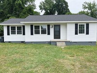 Building Photo - Renovated Greensboro Home