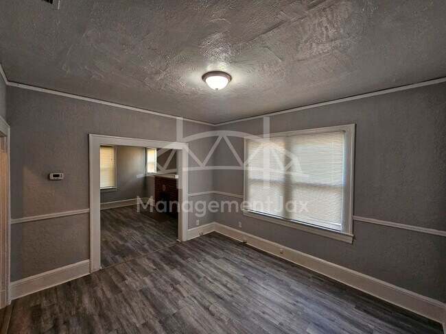 Building Photo - 528 W 25th St