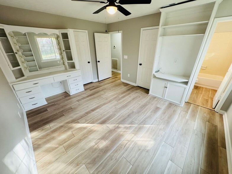 Building Photo - 4300 Brackenwood Dr